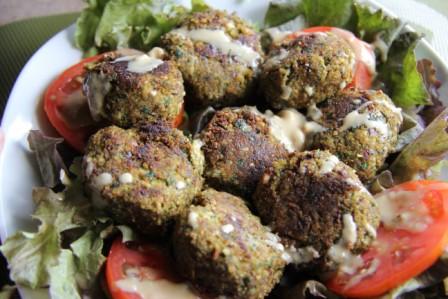 Almond meal pulp and zucchini falafels 