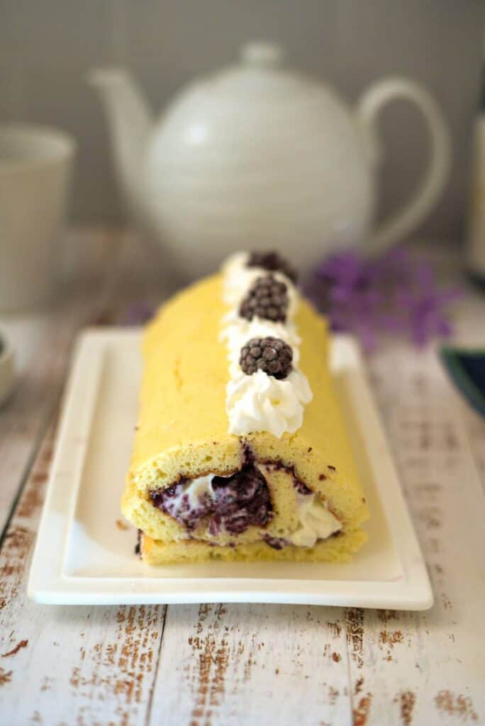lemon roll cake with cream