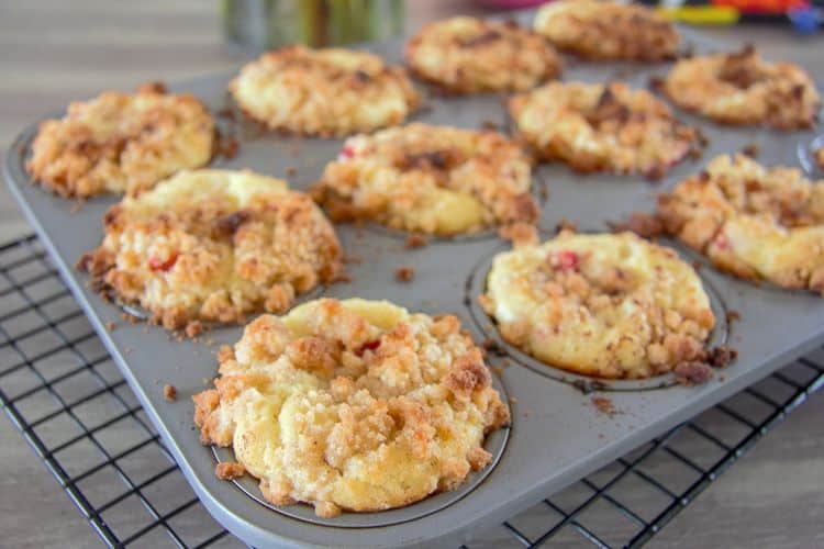 strawberry crumble muffins