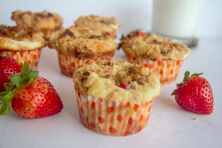 strawberry crumble muffins