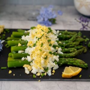 asparagus stalks with chopped eggs