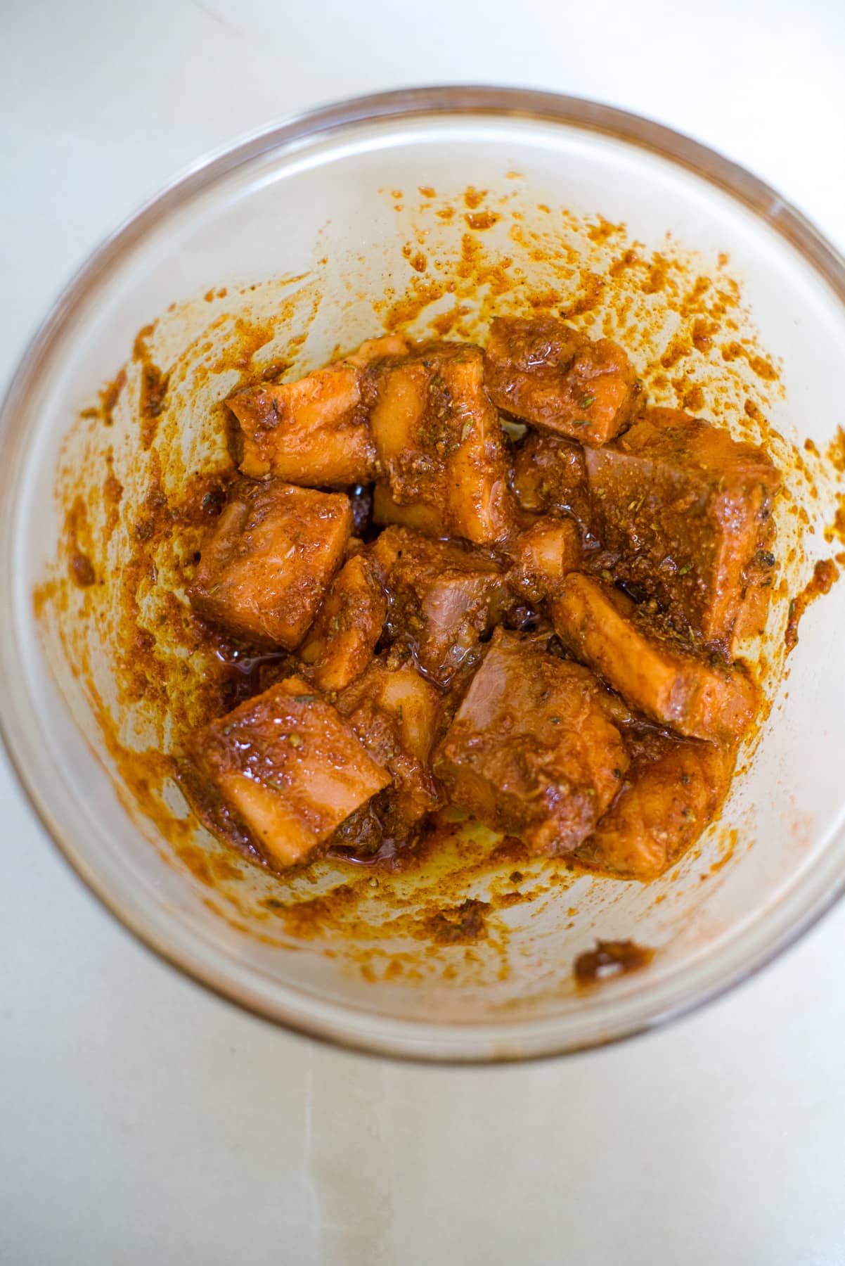 salmon chunks in marinage