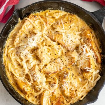 A skillet filled with chicken and pasta.